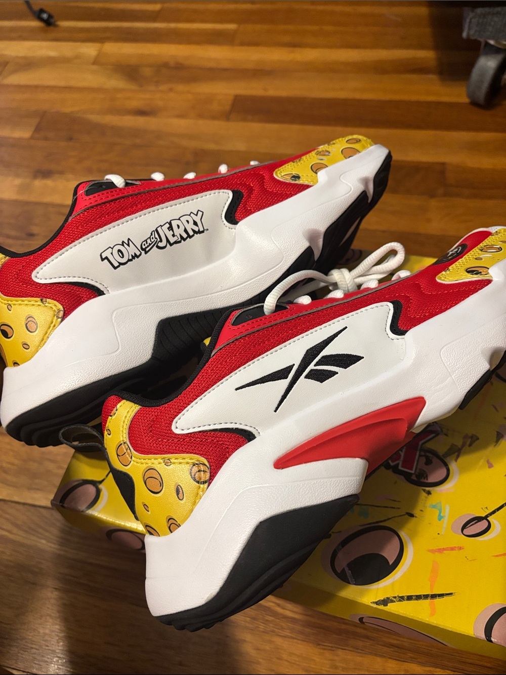 Reebok Vector Runner Tom & Jerry Red White Yellow Black Sneakers Shoes - Picture 2 of 10
